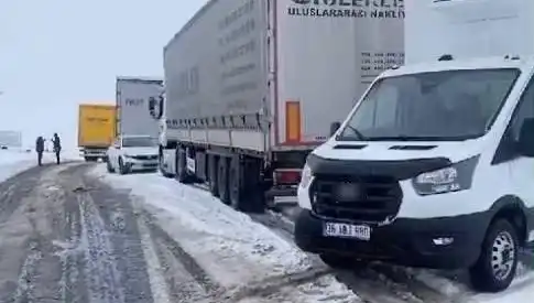 Kars-Ardahan Karayolu'nda TIR'lar Karla Mücadele Edemedi