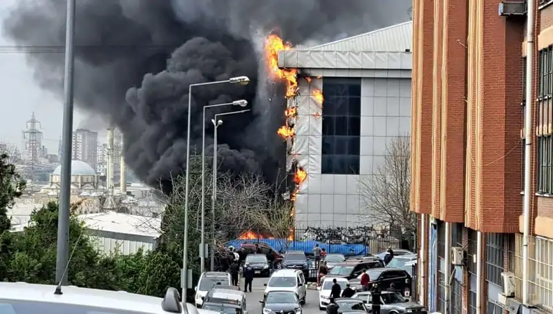 Başakşehir Sanayi Sitesi'nde Patlak Veren Yangın, Ekipler Olay Yeriyle Yoğun Mücadele Ediyor