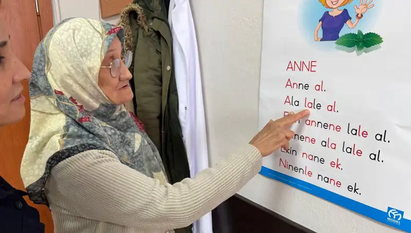 65 Yaşında Okuma Yazma Öğrenmeye Karar Veren Ayşe Teyze’nin İnanılmaz Hikayesi