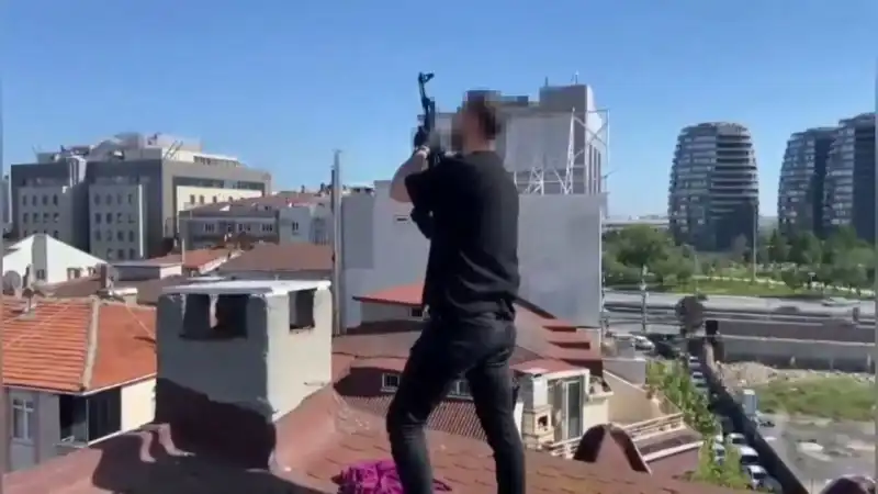İstanbul'da Şok Operasyon: Çatıda Saklanan Silahlar Ele Geçirildi!